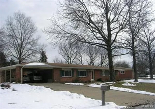 Single Family Residence at 1152 Indian Meadows Dr, Saint Louis, MO 63132 | MLS# MIS13010771 |  | Sold on 2013-04-25