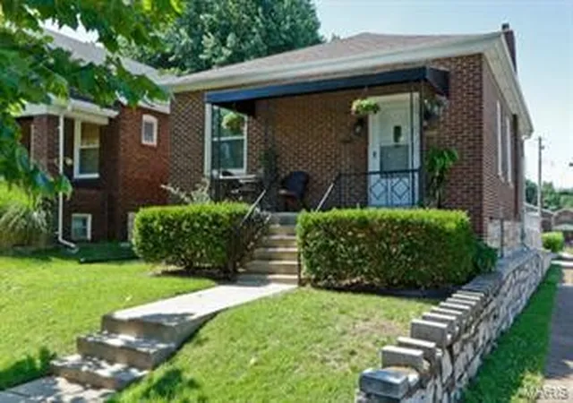 Single Family Residence at 5230 Lisette Ave, Saint Louis, MO 63109 | MLS# MIS13047197 | | Sold on 2013-10-18