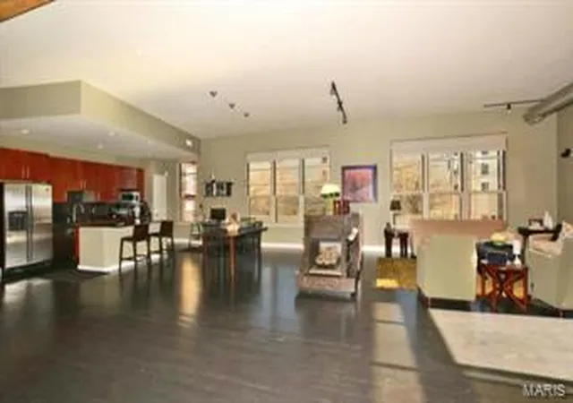 Photo 2 of Condominium at 6340 Clayton Rd #101, Saint Louis, MO 63117 | MLS# MIS14002089 | | Sold on 2014-05-29