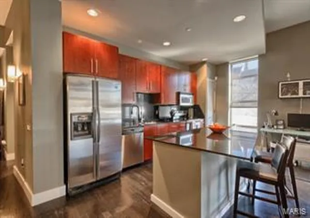 Photo 4 of Condominium at 6340 Clayton Rd #101, Saint Louis, MO 63117 | MLS# MIS14002089 | | Sold on 2014-05-29