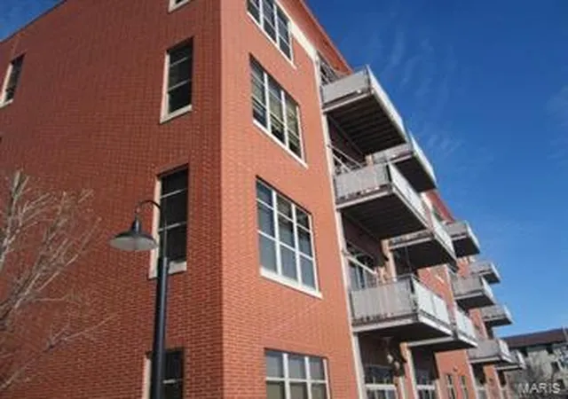 Photo 2 of Condominium at 6340 Clayton Rd #307, Saint Louis, MO 63117 | MLS# MIS14003740 | | Sold on 2014-03-26