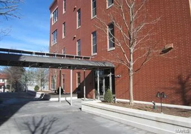 Photo 3 of Condominium at 6340 Clayton Rd #307, Saint Louis, MO 63117 | MLS# MIS14003740 | | Sold on 2014-03-26