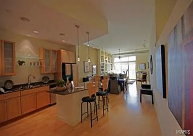 Photo 4 of Condominium at 6340 Clayton Rd #307, Saint Louis, MO 63117 | MLS# MIS14003740 | | Sold on 2014-03-26