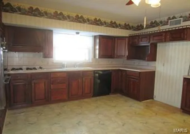 Photo 4 of Single Family Residence at 871 Wycliffe Ct, Saint Louis, MO 63125 | MLS# MIS14006835 |  | Sold on 2014-06-18