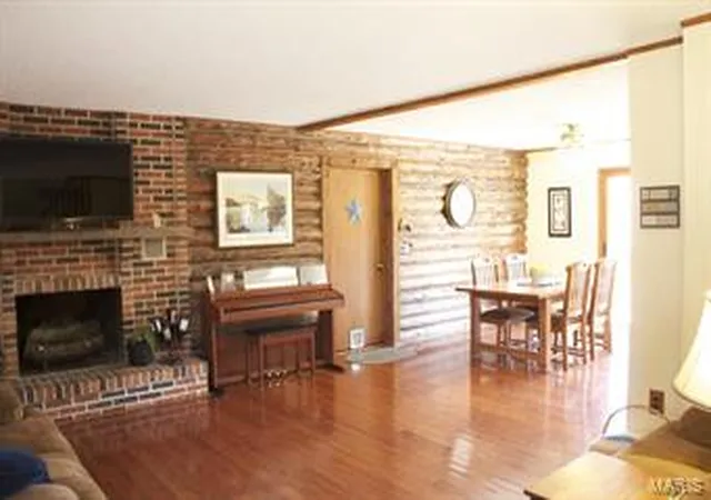 Photo 3 of Single Family Residence at 5910 Vedder Rd, New Haven, MO 63068 | MLS# MIS14014675 | | Sold on 2014-11-11