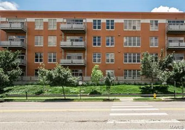 Photo 1 of Condominium at 6340 Clayton Rd #202, Saint Louis, MO 63117 | MLS# MIS14036267 | | Sold on 2015-03-23