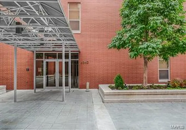 Photo 2 of Condominium at 6340 Clayton Rd #202, Saint Louis, MO 63117 | MLS# MIS14036267 | | Sold on 2015-03-23