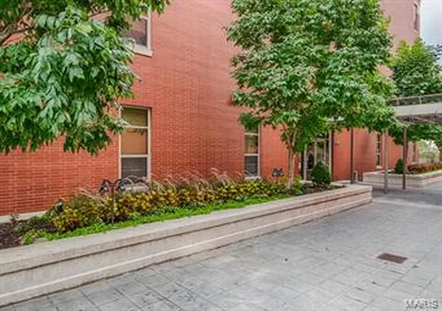Photo 3 of Condominium at 6340 Clayton Rd #202, Saint Louis, MO 63117 | MLS# MIS14036267 | | Sold on 2015-03-23