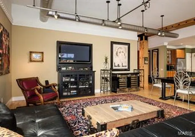 Photo 5 of Condominium at 6340 Clayton Rd #202, Saint Louis, MO 63117 | MLS# MIS14036267 | | Sold on 2015-03-23
