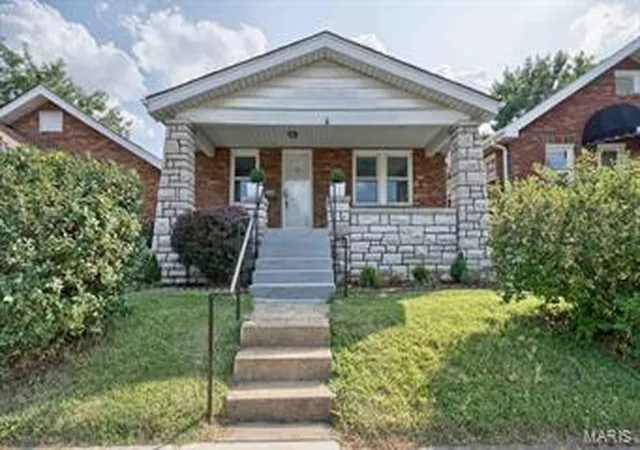 Single Family Residence at 3814 Burgen Ave, Saint Louis, MO 63116 | MLS# MIS14043571 | | Sold on 2015-03-06