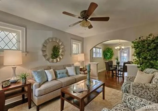 Photo 3 of Single Family Residence at 3814 Burgen Ave, Saint Louis, MO 63116 | MLS# MIS14043571 | | Sold on 2015-03-06