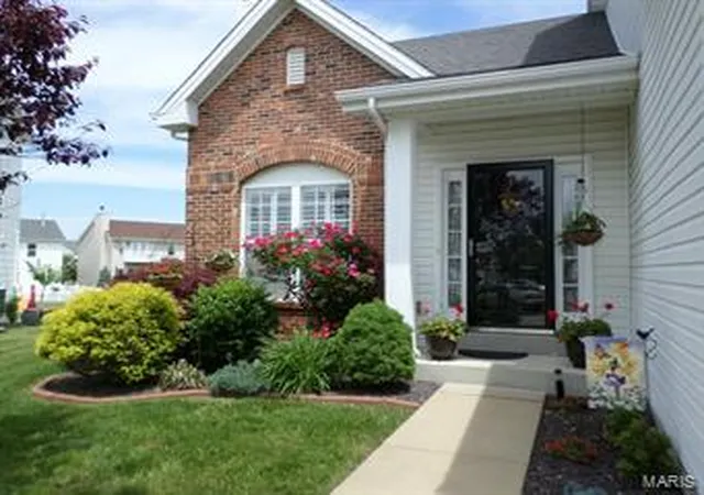 Photo 1 of Single Family Residence at 7 Compass Pointe Ct, Saint Louis, MO 63129 | MLS# MIS15027601 | | Sold on 2015-06-05