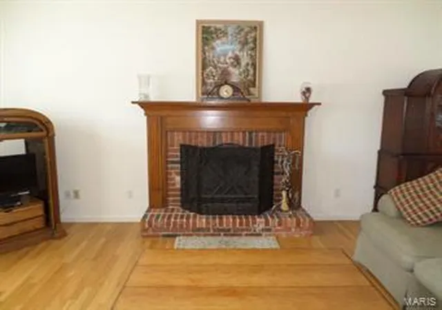 Photo 3 of Single Family Residence at 7 Compass Pointe Ct, Saint Louis, MO 63129 | MLS# MIS15027601 | | Sold on 2015-06-05