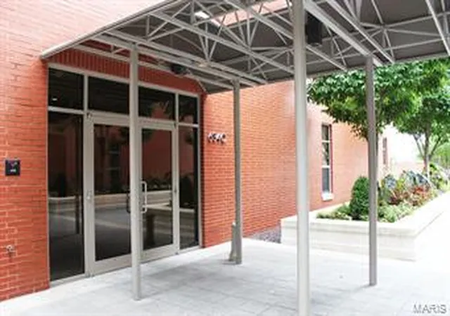 Photo 1 of Condominium at 6340 Clayton Rd #306, Saint Louis, MO 63117 | MLS# MIS15042917 | | Sold on 2015-09-24