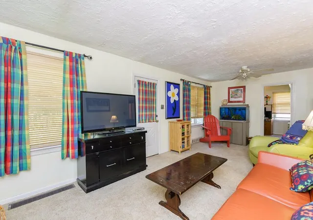 Photo 4 of Single Family Residence at 10339 Saint Henry Ln, Saint Ann, MO 63074 | MLS# MIS15046264 | | Sold on 2016-02-25