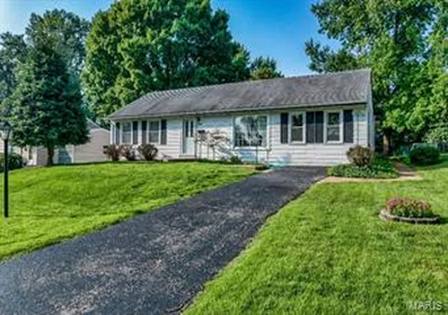2nd image of 6936 Greenholly Dr, Saint Louis, MO 63123 | MLS# MIS15049944