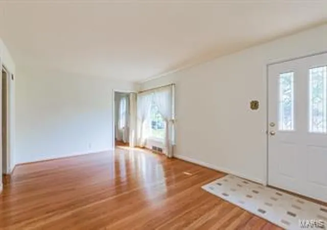 3rd image of 6936 Greenholly Dr, Saint Louis, MO 63123 | MLS# MIS15049944