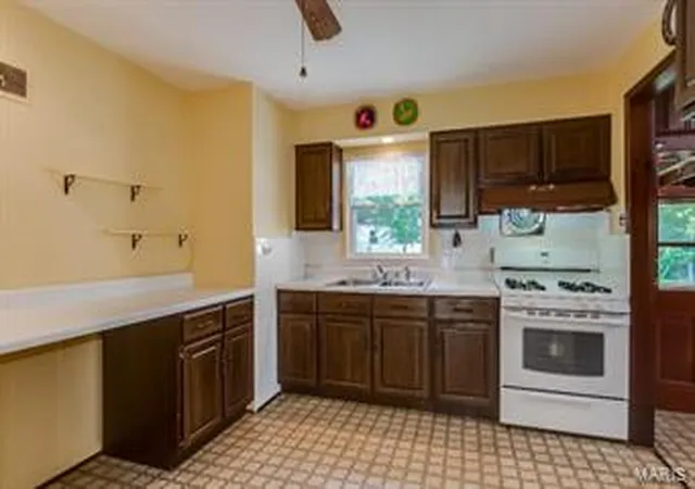 5th image of 6936 Greenholly Dr, Saint Louis, MO 63123 | MLS# MIS15049944