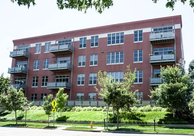 Photo 1 of Condominium at 6340 Clayton Rd #301, Saint Louis, MO 63117 | MLS# MIS15052564 | | Sold on 2016-04-28