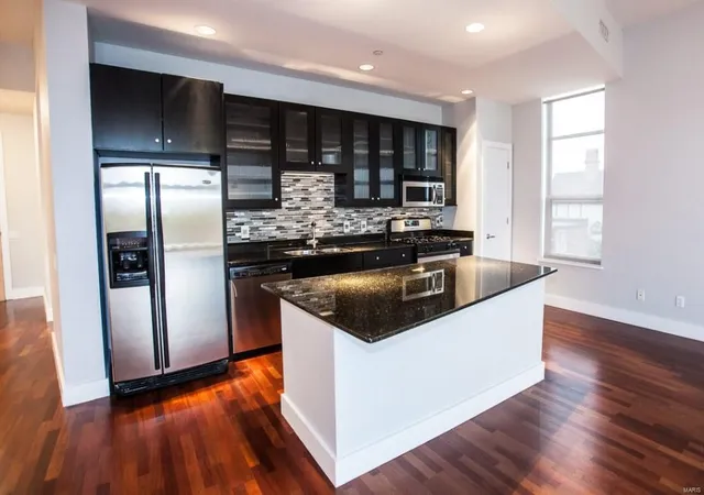 Photo 2 of Condominium at 6340 Clayton Rd #301, Saint Louis, MO 63117 | MLS# MIS15052564 | | Sold on 2016-04-28
