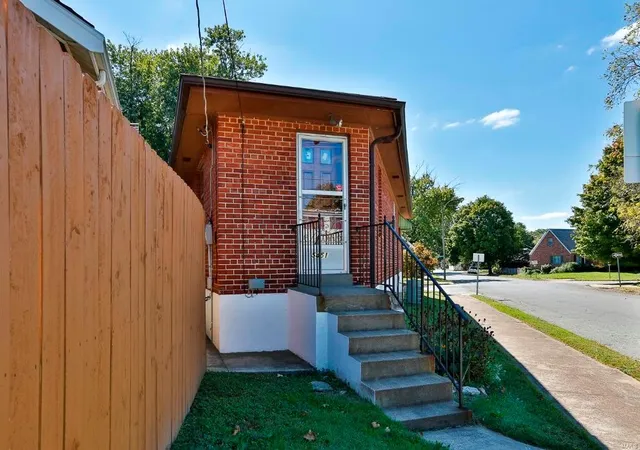 Photo 4 of Single Family Residence at 5451 Murdoch Ave, Saint Louis, MO 63109 | MLS# MIS15056079 | | Sold on 2016-02-29