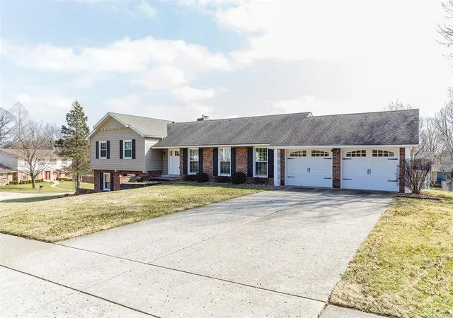 Single Family Residence at 20 Shawnee Dr, Saint Charles, MO 63301 | MLS# MIS16009036 |  | Sold on 2016-04-28