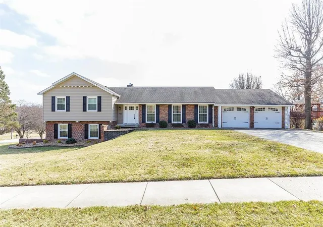 Photo 1 of Single Family Residence at 20 Shawnee Dr, Saint Charles, MO 63301 | MLS# MIS16009036 |  | Sold on 2016-04-28