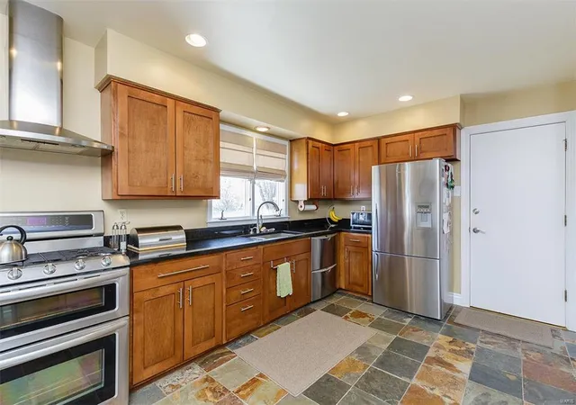 Photo 3 of Single Family Residence at 20 Shawnee Dr, Saint Charles, MO 63301 | MLS# MIS16009036 |  | Sold on 2016-04-28