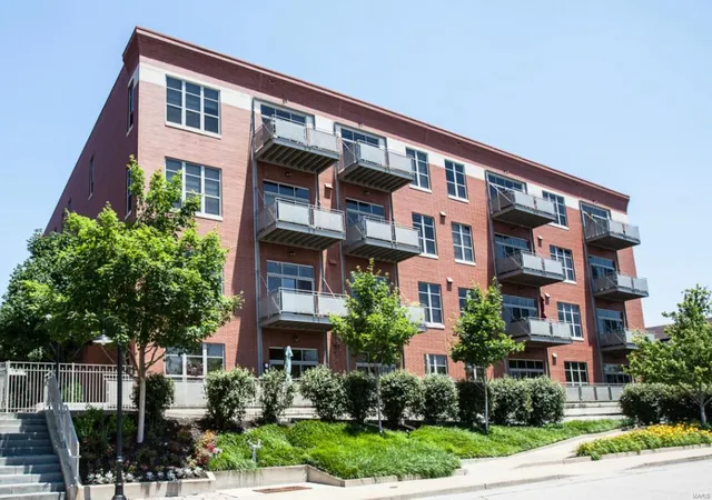 Photo 1 of Condominium at 6340 Clayton Rd #204, Saint Louis, MO 63117 | MLS# MIS16014591 | | Sold on 2016-12-01