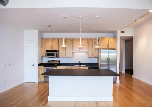Photo 2 of Condominium at 6340 Clayton Rd #204, Saint Louis, MO 63117 | MLS# MIS16014591 | | Sold on 2016-12-01