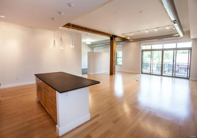 Photo 3 of Condominium at 6340 Clayton Rd #204, Saint Louis, MO 63117 | MLS# MIS16014591 | | Sold on 2016-12-01