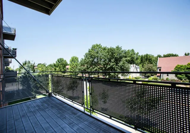 Photo 4 of Condominium at 6340 Clayton Rd #204, Saint Louis, MO 63117 | MLS# MIS16014591 | | Sold on 2016-12-01