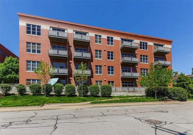 Photo 1 of Condominium at 6340 Clayton Rd #307, Saint Louis, MO 63117 | MLS# MIS16029166 | | Sold on 2017-01-04