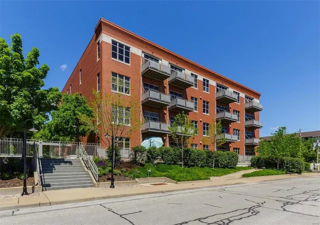 Photo 2 of Condominium at 6340 Clayton Rd #307, Saint Louis, MO 63117 | MLS# MIS16029166 | | Sold on 2017-01-04