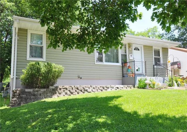 2nd image of 9521 Theodosia Ave, Saint Louis, MO 63114 | MLS# MIS16036027