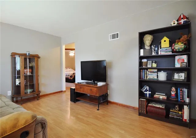 4th image of 9521 Theodosia Ave, Saint Louis, MO 63114 | MLS# MIS16036027