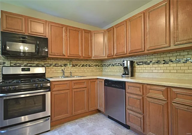 Photo 1 of Single Family Residence at 3 Fern Dr, Saint Charles, MO 63304 | MLS# MIS16042044 | | Sold on 2016-08-15