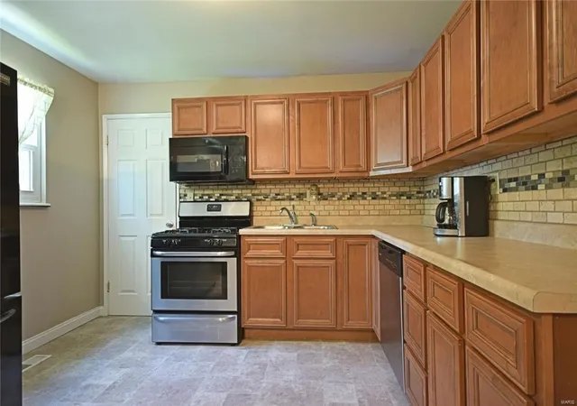 Photo 2 of Single Family Residence at 3 Fern Dr, Saint Charles, MO 63304 | MLS# MIS16042044 | | Sold on 2016-08-15