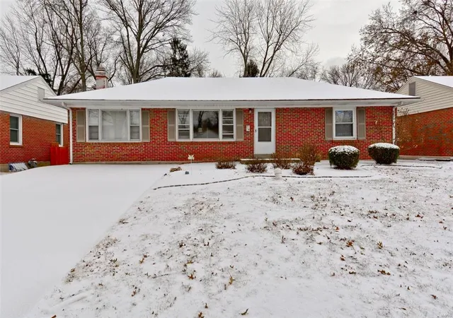Single Family Residence at 714 Boschert Dr, Saint Charles, MO 63301 | MLS# MIS17000758 | | Sold on 2017-02-27