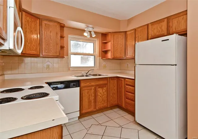 Photo 4 of Single Family Residence at 714 Boschert Dr, Saint Charles, MO 63301 | MLS# MIS17000758 | | Sold on 2017-02-27