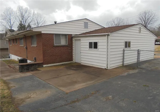 Photo 3 of Single Family Residence at 3256 Adie Rd, Saint Ann, MO 63074 | MLS# MIS17015757 | | Sold on 2017-04-26