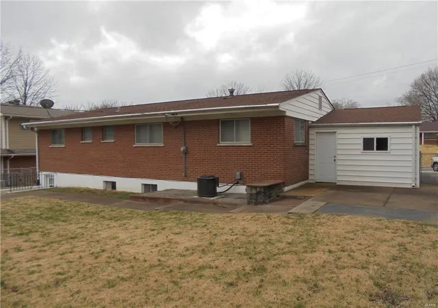 Photo 4 of Single Family Residence at 3256 Adie Rd, Saint Ann, MO 63074 | MLS# MIS17015757 | | Sold on 2017-04-26