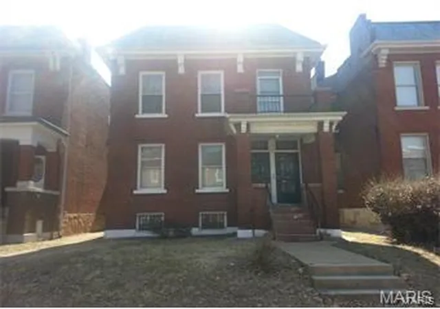 Multi Family at 4470 Clarence Ave, Saint Louis, MO 63115 | MLS# MIS17017670 | | Sold on 2017-05-25