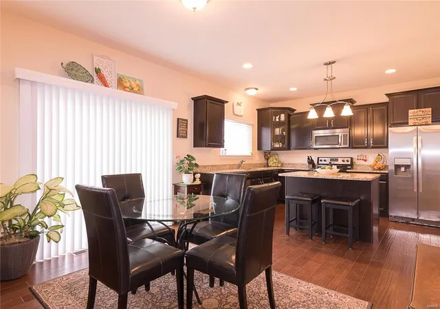 Photo 2 of Single Family Residence at 103 Berry Manor Cir, Saint Peters, MO 63376 | MLS# MIS17017994 |  | Sold on 2017-10-18