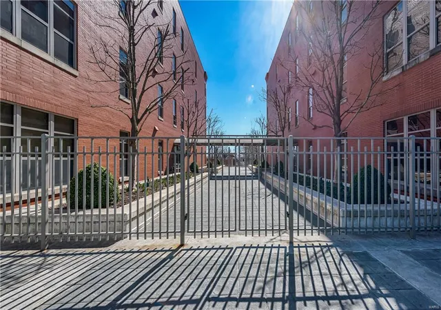 Photo 2 of Condominium at 6340 Clayton Rd #404, Saint Louis, MO 63117 | MLS# MIS17021313 | | Sold on 2017-04-28