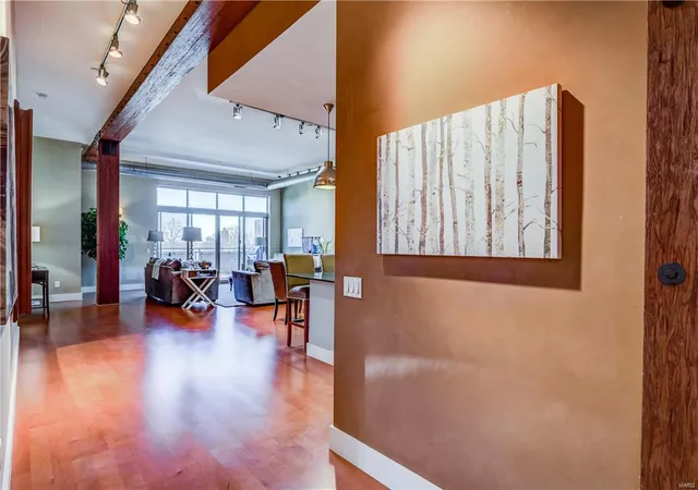 Photo 4 of Condominium at 6340 Clayton Rd #404, Saint Louis, MO 63117 | MLS# MIS17021313 | | Sold on 2017-04-28