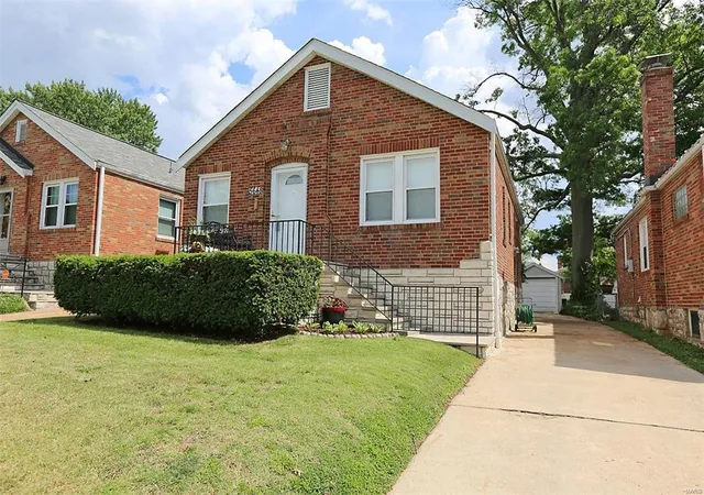 Single Family Residence at 5648 Tholozan Ave, Saint Louis, MO 63109 | MLS# MIS17045950 | | Sold on 2017-07-10