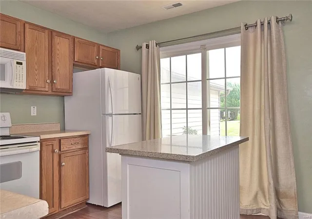 2nd image of 410 Montclair Tower Dr, Saint Charles, MO 63303 | MLS# MIS17051783