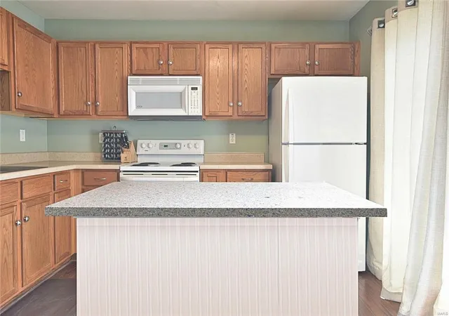 3rd image of 410 Montclair Tower Dr, Saint Charles, MO 63303 | MLS# MIS17051783
