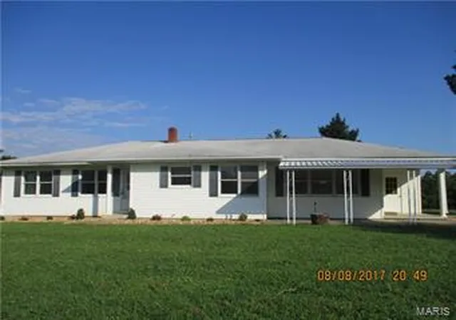 Photo 3 of Single Family Residence at 105 Oak Ridge Rd, Montgomery City, MO 63361 | MLS# MIS17064279 | | Sold on 2018-08-03